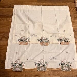 Vtg Tulip Basket Embroidered and Applique Privacy Tiers Ecru